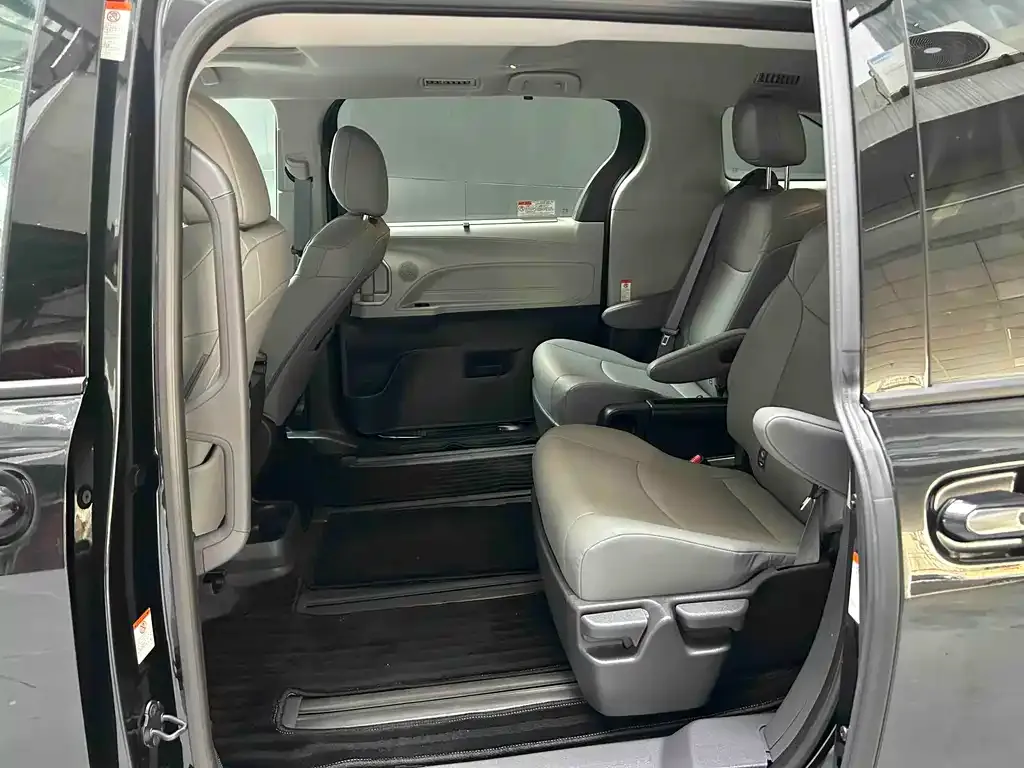 Toyota Granvia — фото 8