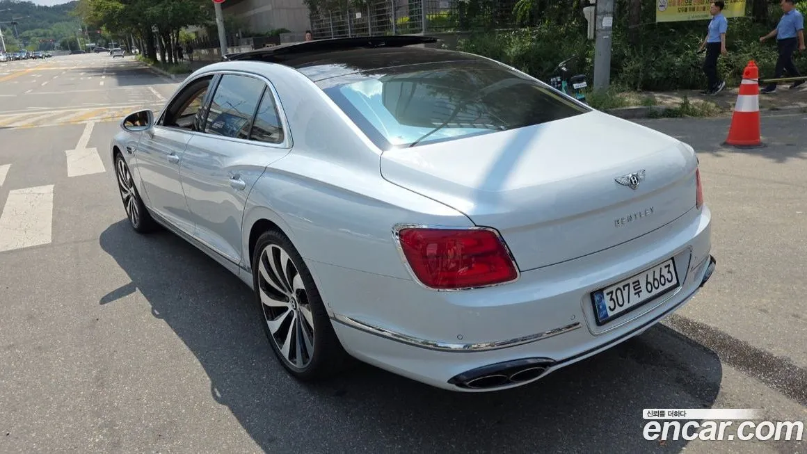 Bentley Flying Spur 2021 из KR, фото 2