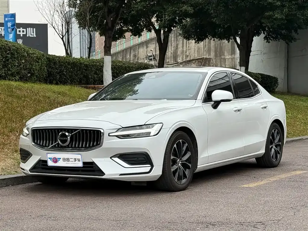 Volvo S60 — фото 1