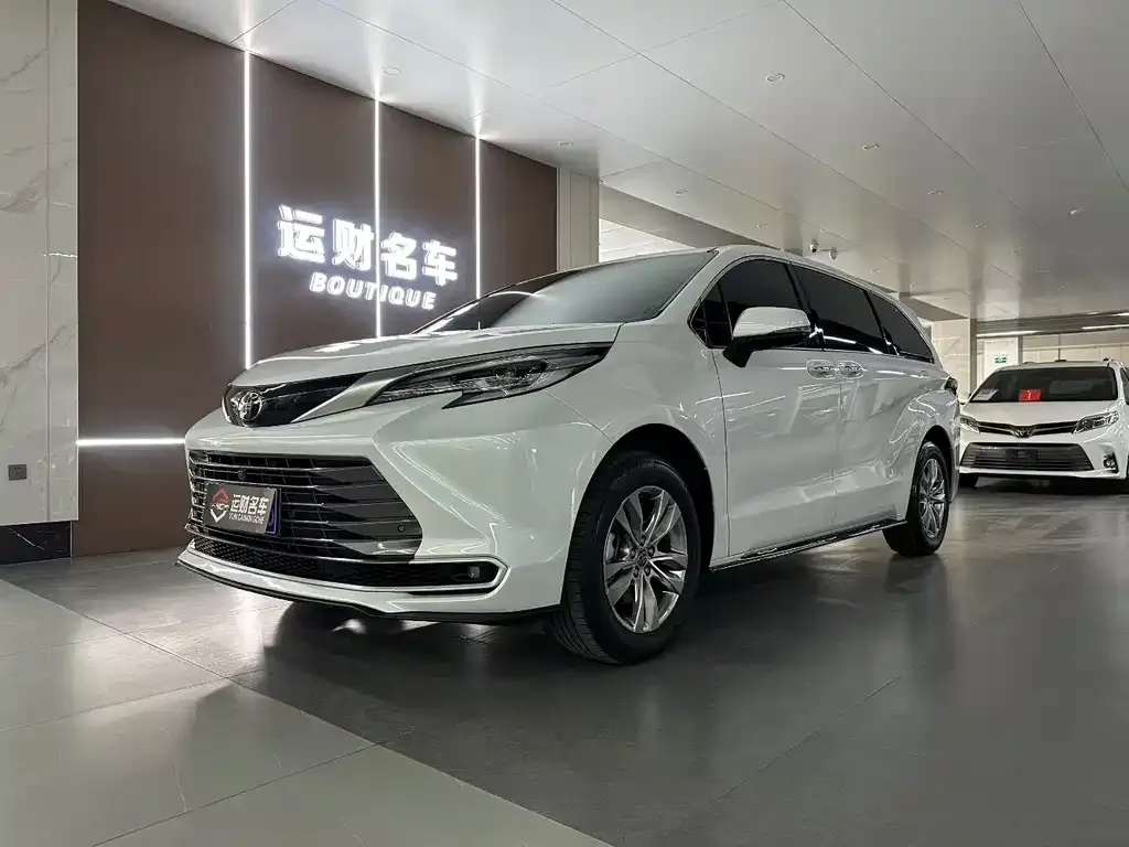 Toyota Sienna — фото 1