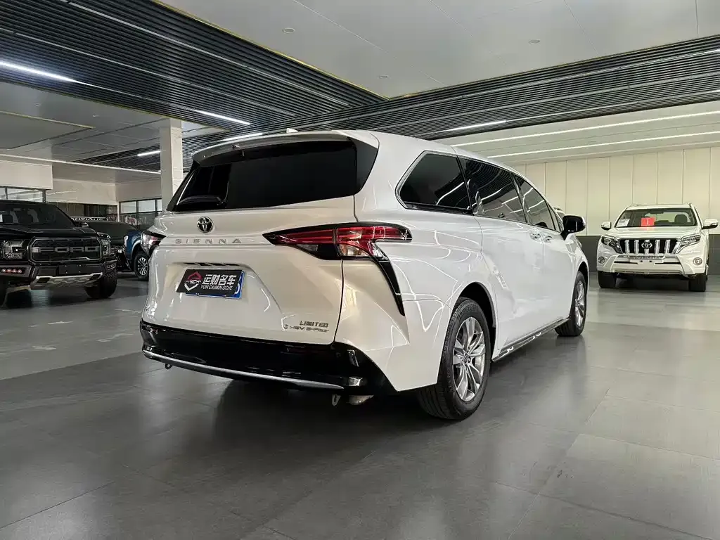 Toyota Sienna — фото 7
