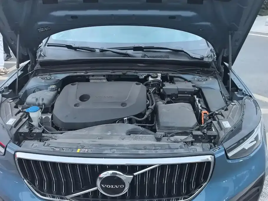 Volvo XC40 — фото 10
