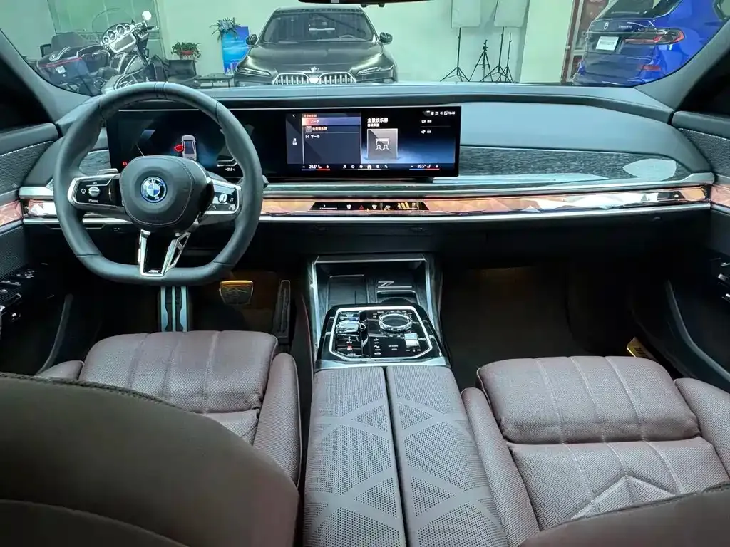 BMW i7 — фото 10