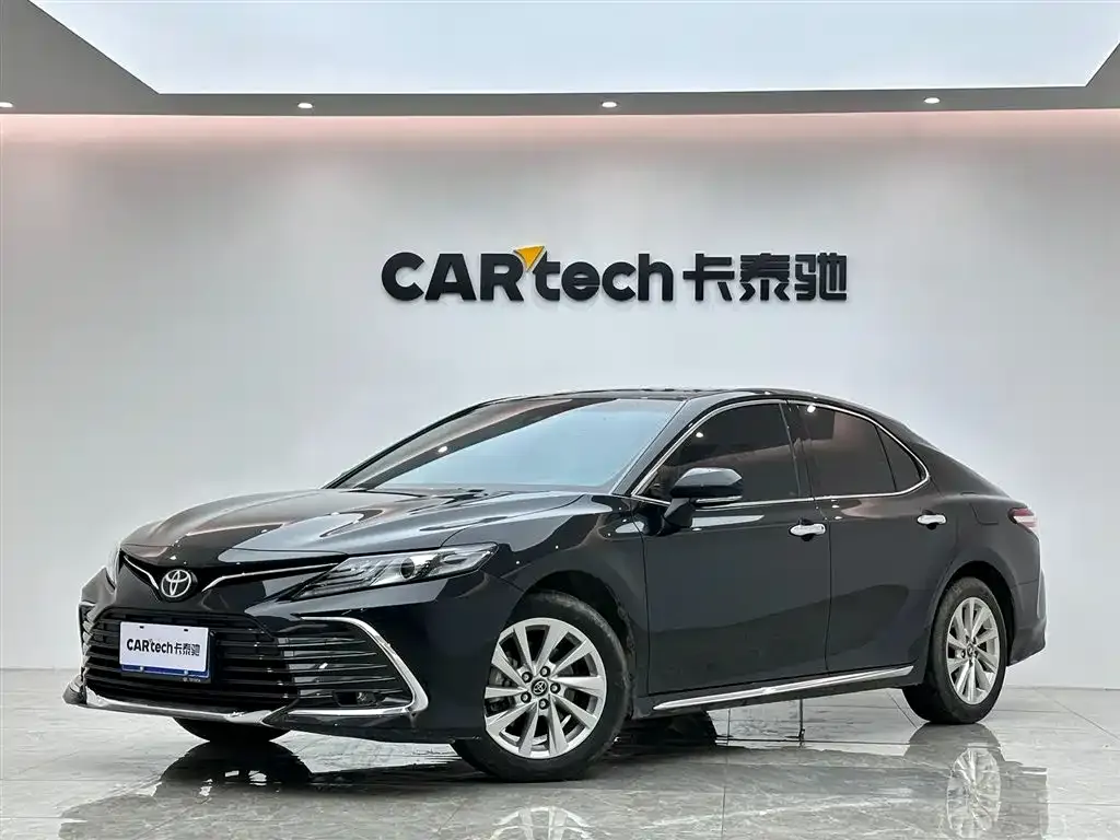 Toyota Camry — фото 1