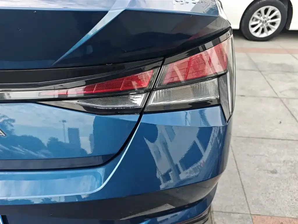 Hyundai Elantra — фото 7