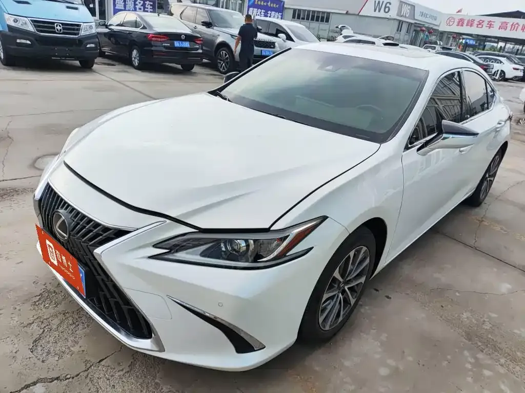 Lexus ES — фото 1
