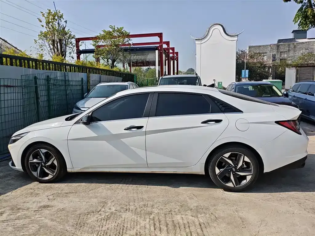 Hyundai Elantra — фото 10