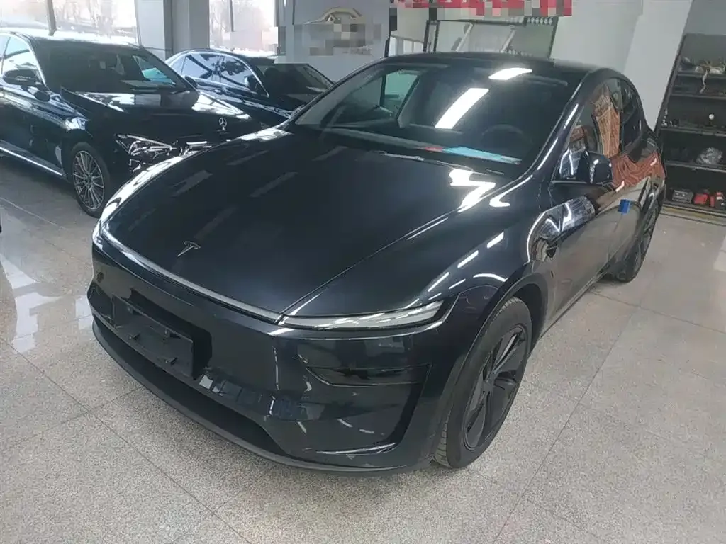 Tesla Model Y — фото 1