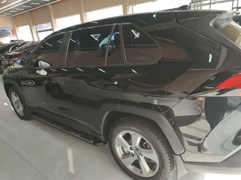 Toyota RAV4 — фото 5