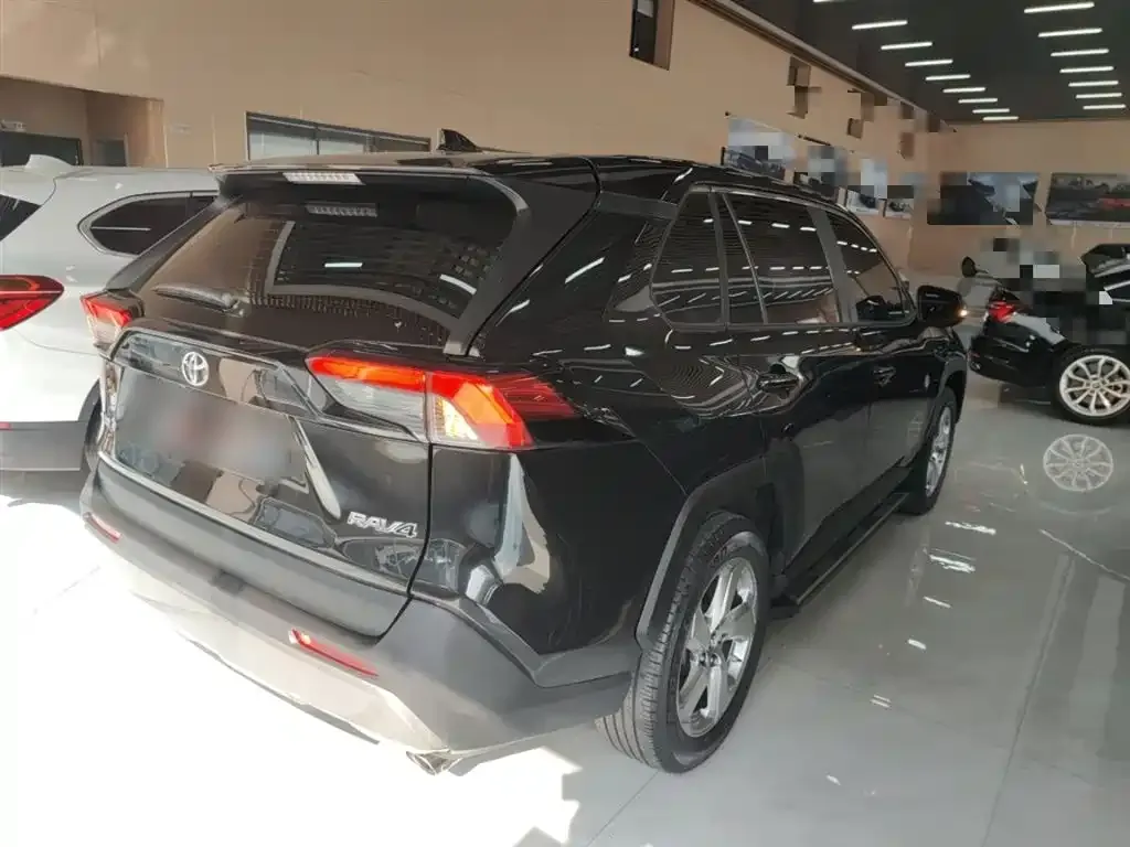 Toyota RAV4 — фото 7