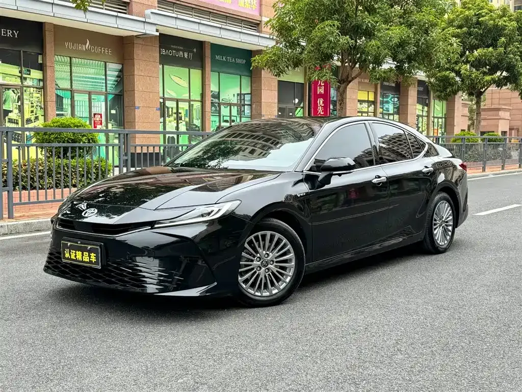 Toyota Camry — фото 1