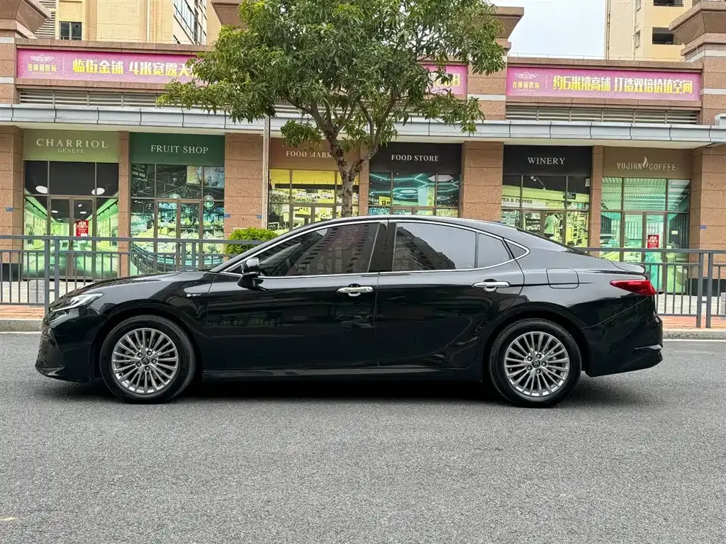Toyota Camry — фото 10
