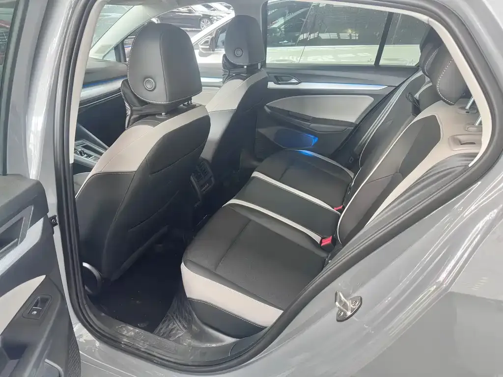 Volkswagen Golf 2024 из CN, фото 4