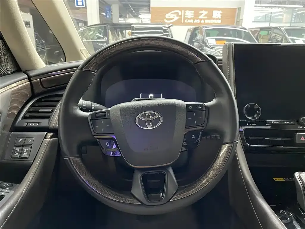 Toyota Alphard — фото 8