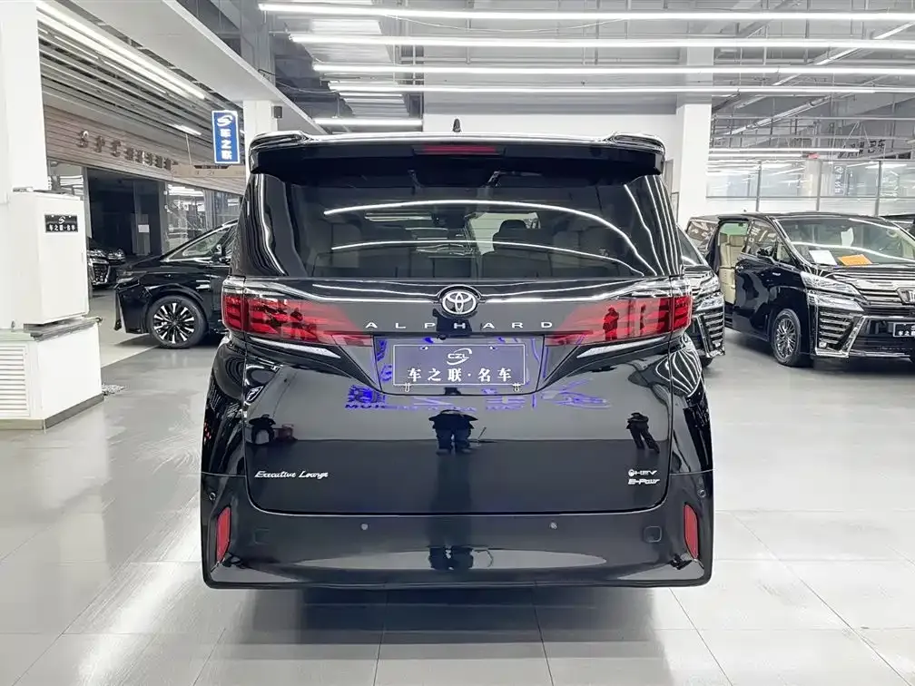Toyota Alphard — фото 3