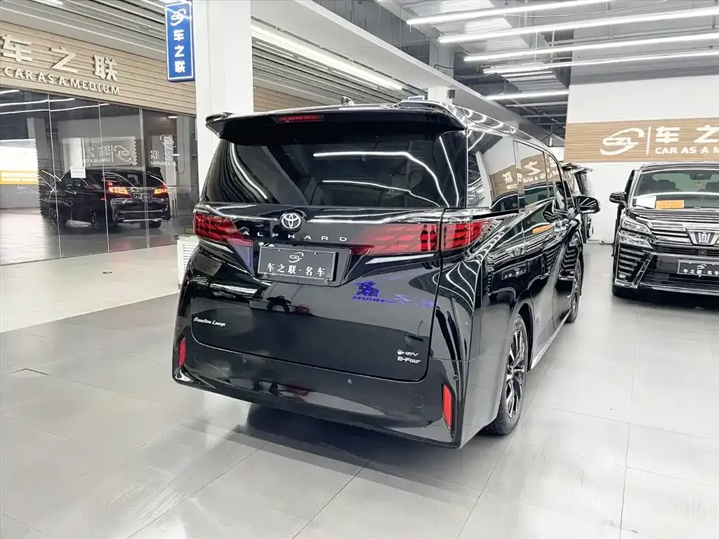 Toyota Alphard — фото 7