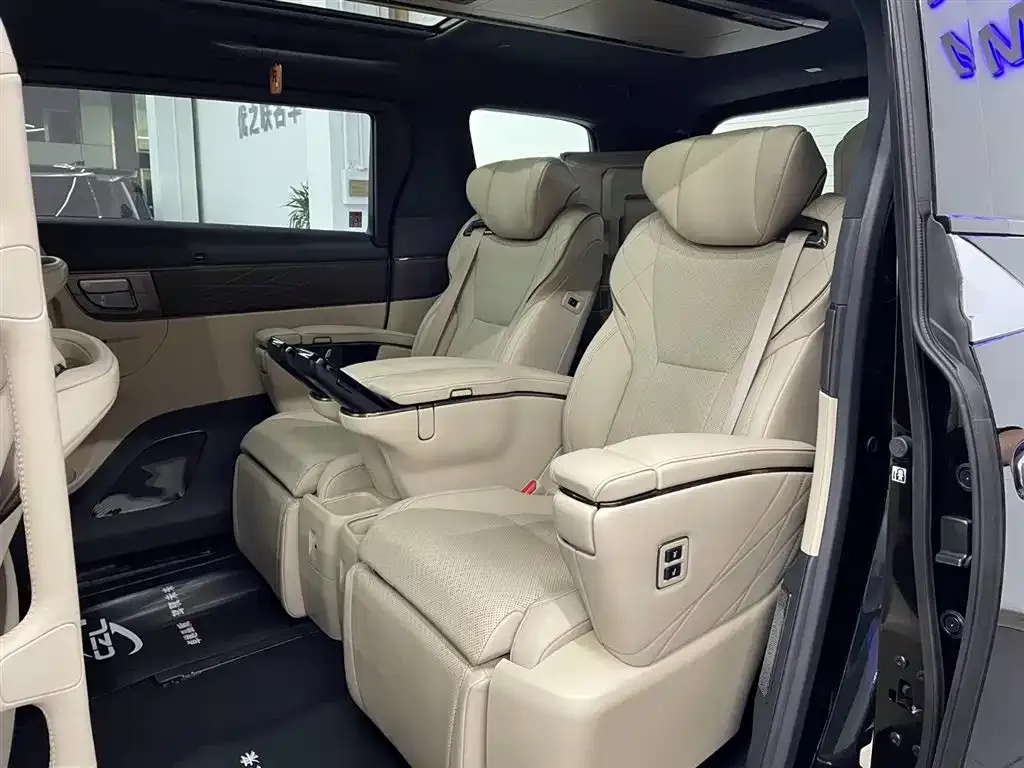 Toyota Alphard — фото 9