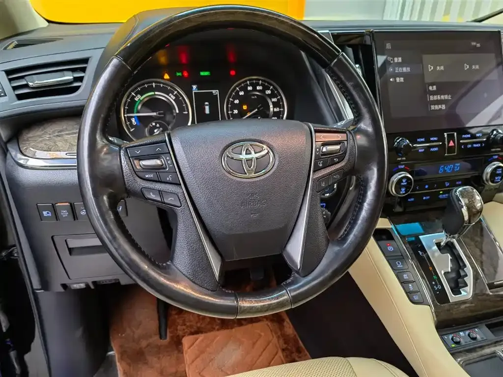 Toyota Alphard — фото 10