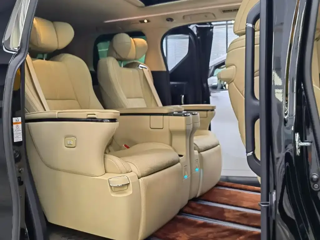 Toyota Alphard — фото 7