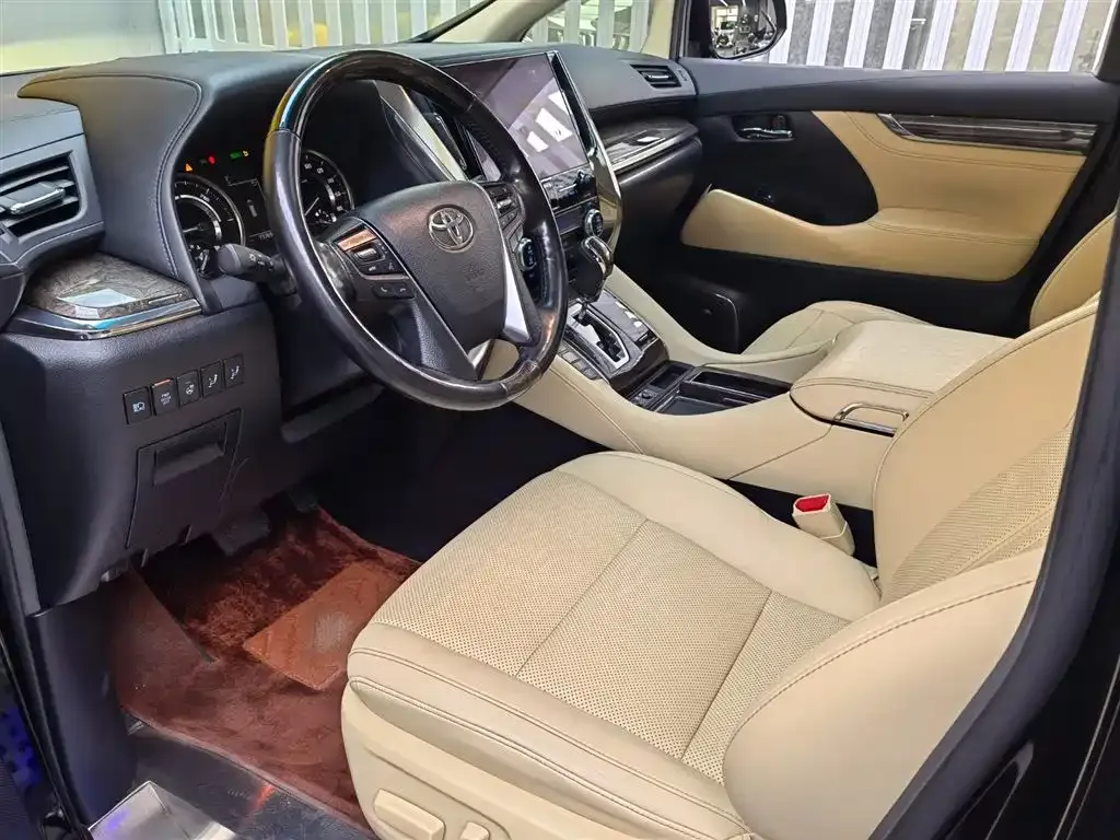Toyota Alphard — фото 9