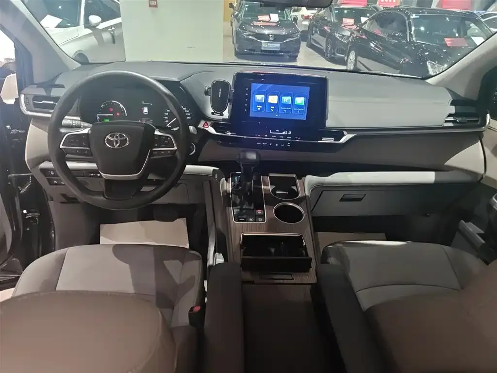 Toyota Granvia 2023 из CN, фото 3
