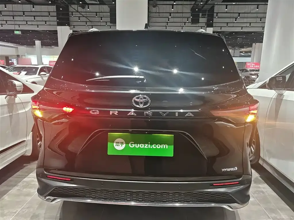 Toyota Granvia 2023 из CN, фото 9