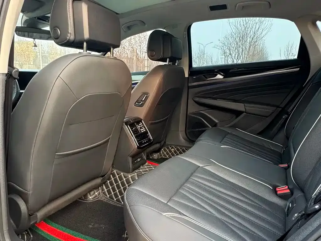 Volkswagen Passat 2023 из CN, фото 7