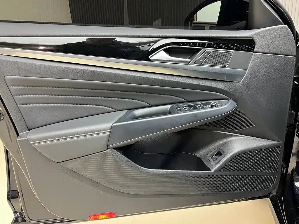 Volkswagen Passat 2023 из CN, фото 10