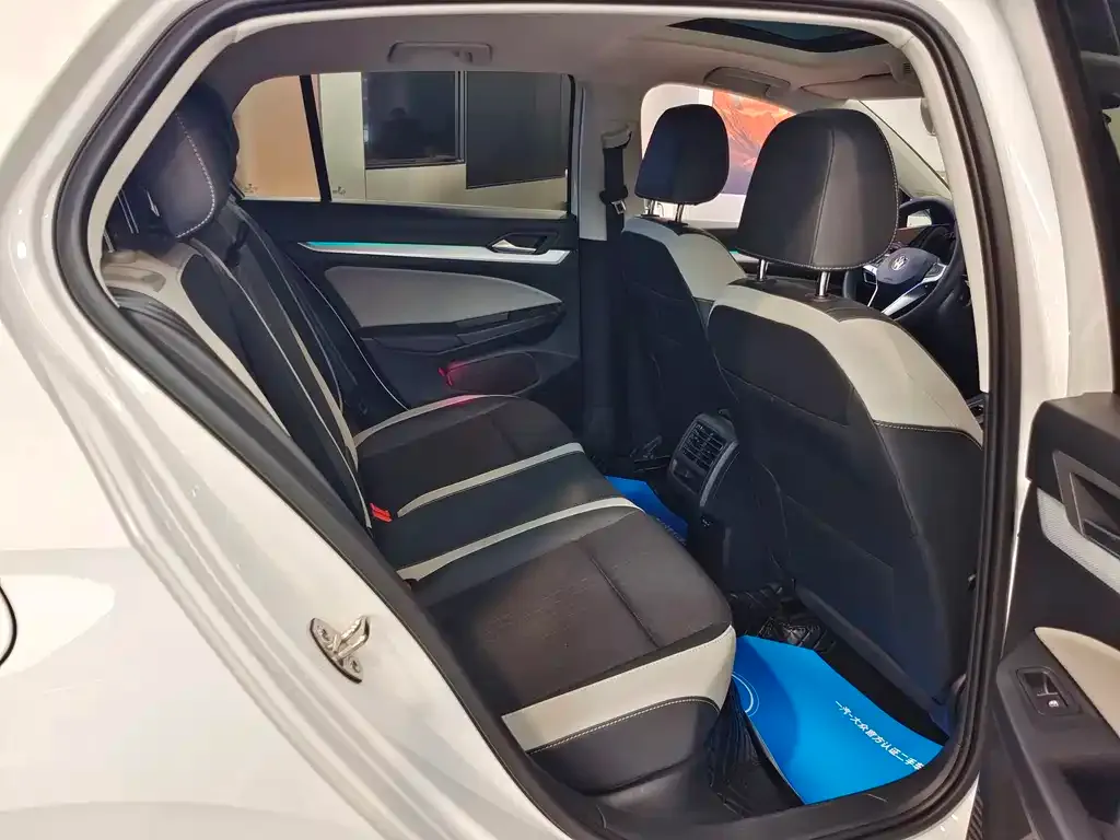 Volkswagen Golf 2024 из CN, фото 3