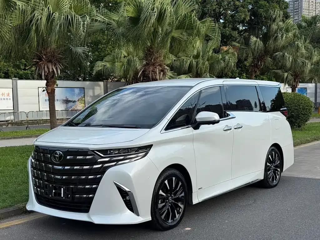 Toyota Alphard — фото 1