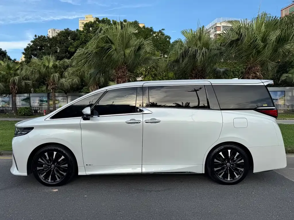 Toyota Alphard — фото 4