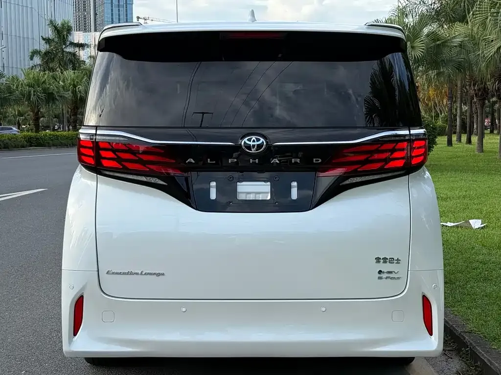 Toyota Alphard — фото 10