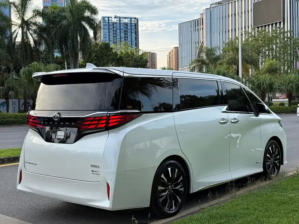 Toyota Alphard — фото 8