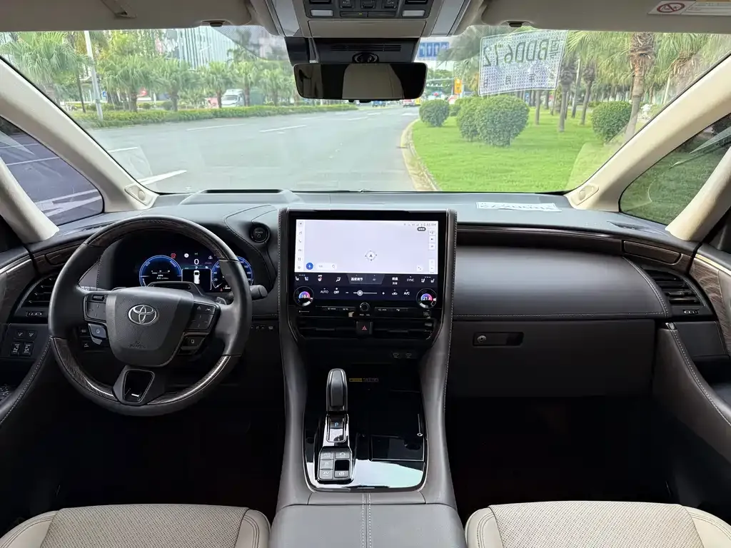 Toyota Alphard — фото 3