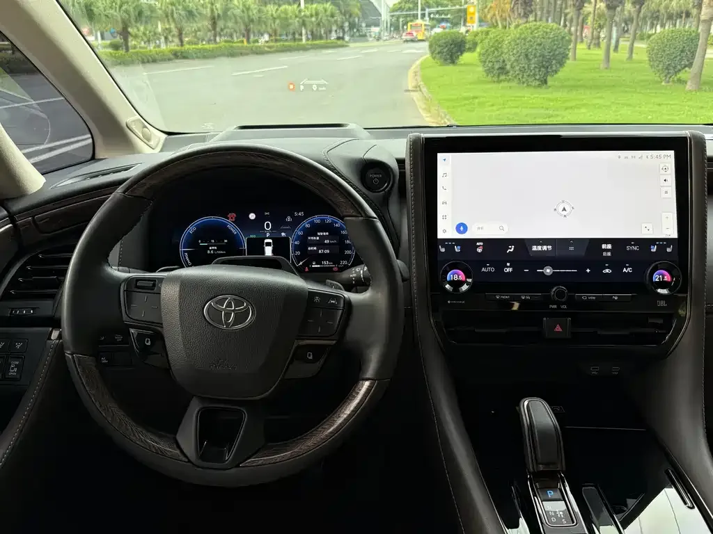 Toyota Alphard — фото 5