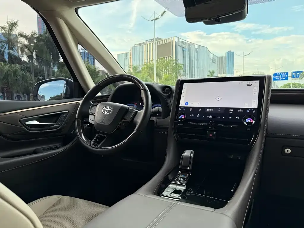 Toyota Alphard — фото 2