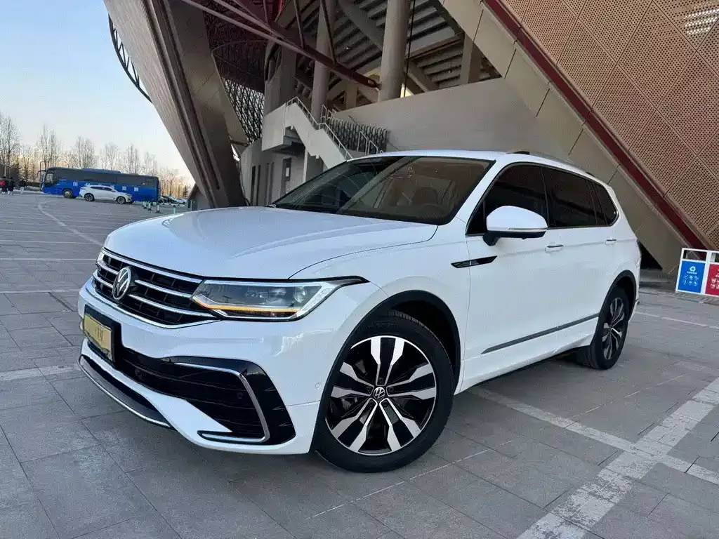 Volkswagen Tiguan L — фото 1