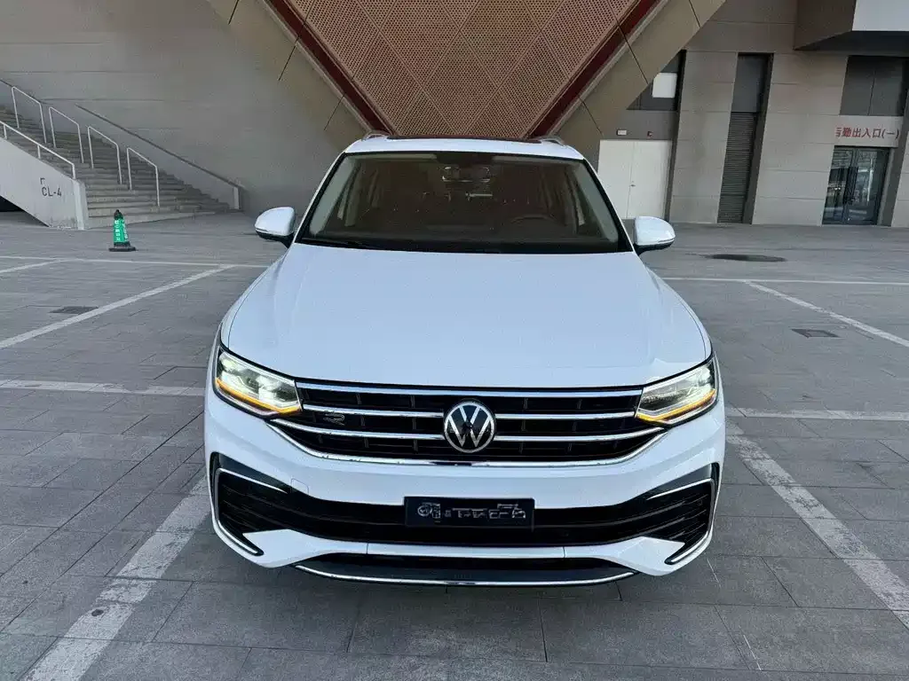 Volkswagen Tiguan L — фото 9
