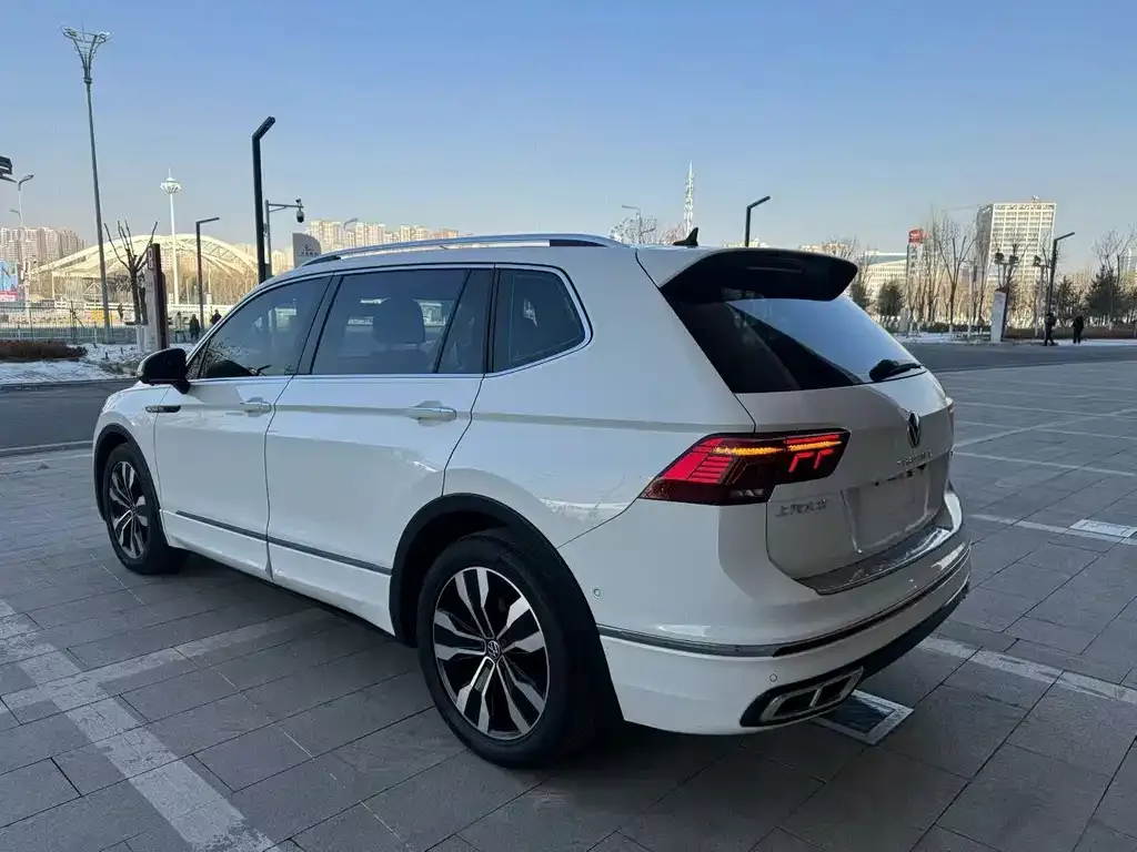 Volkswagen Tiguan L — фото 6