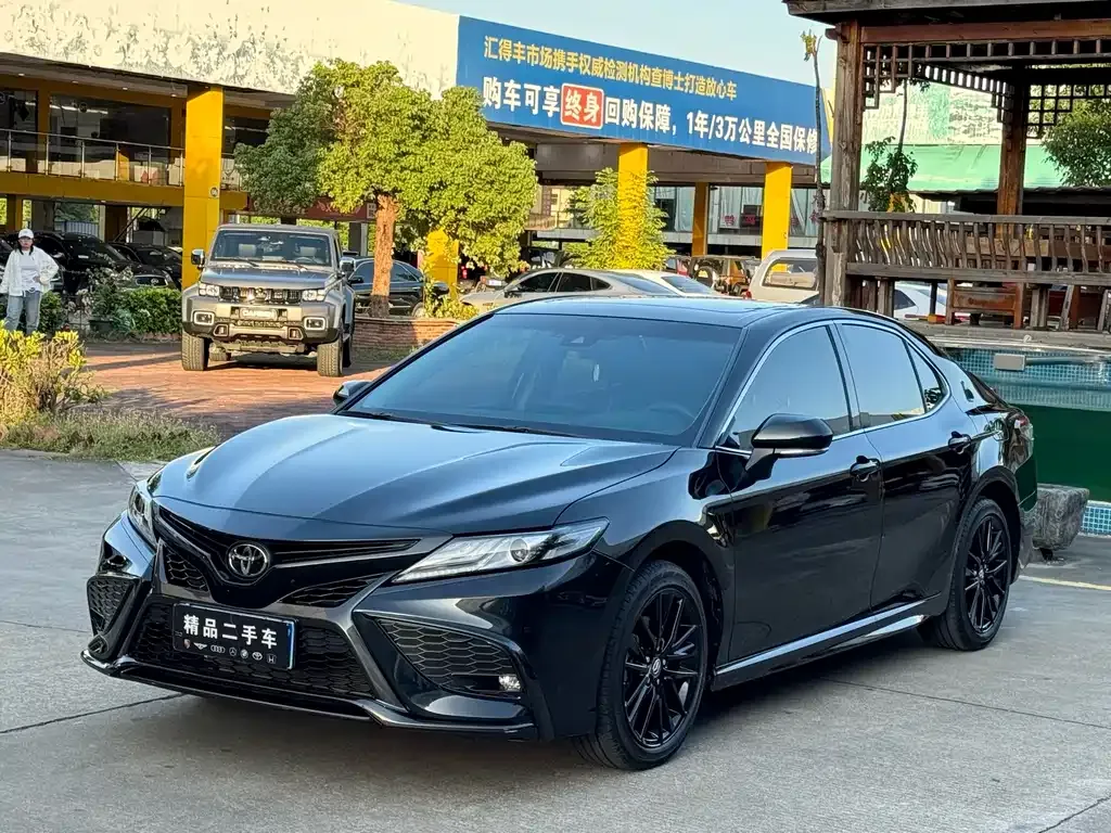 Toyota Camry — фото 1