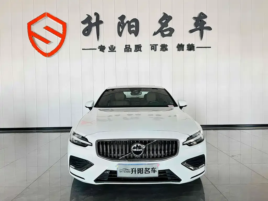 Volvo S60 2023 из CN, фото 2