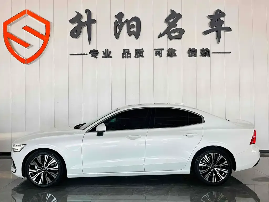 Volvo S60 2023 из CN, фото 3