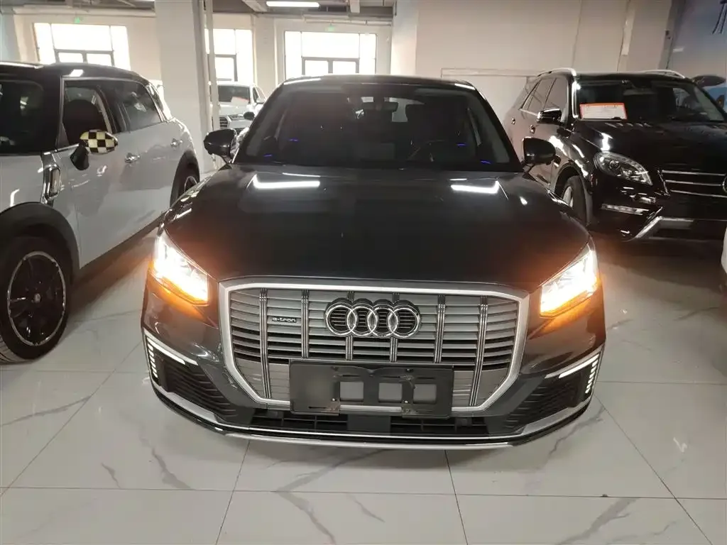 Audi Q2L e-tron — фото 4