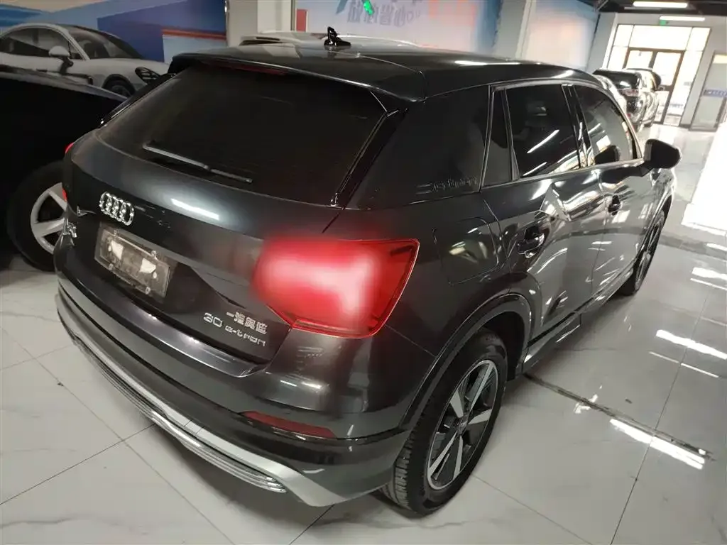 Audi Q2L e-tron — фото 8