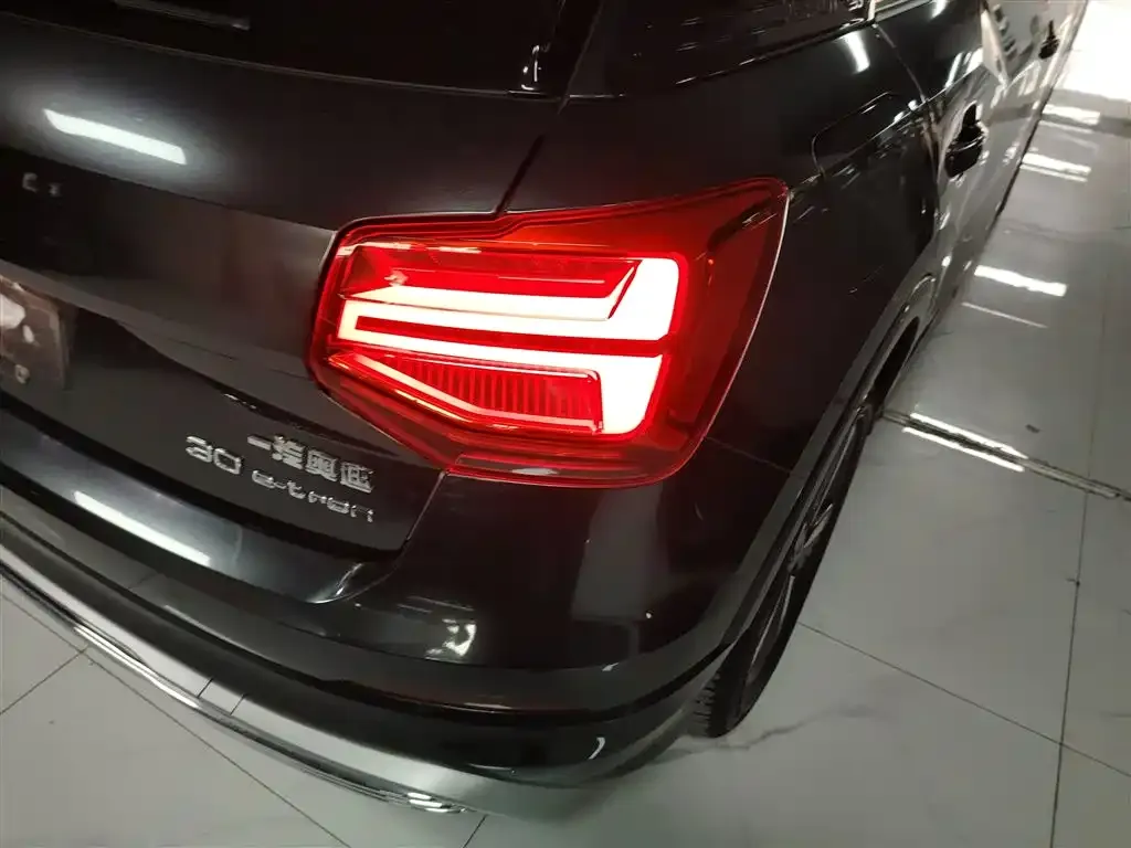 Audi Q2L e-tron — фото 2