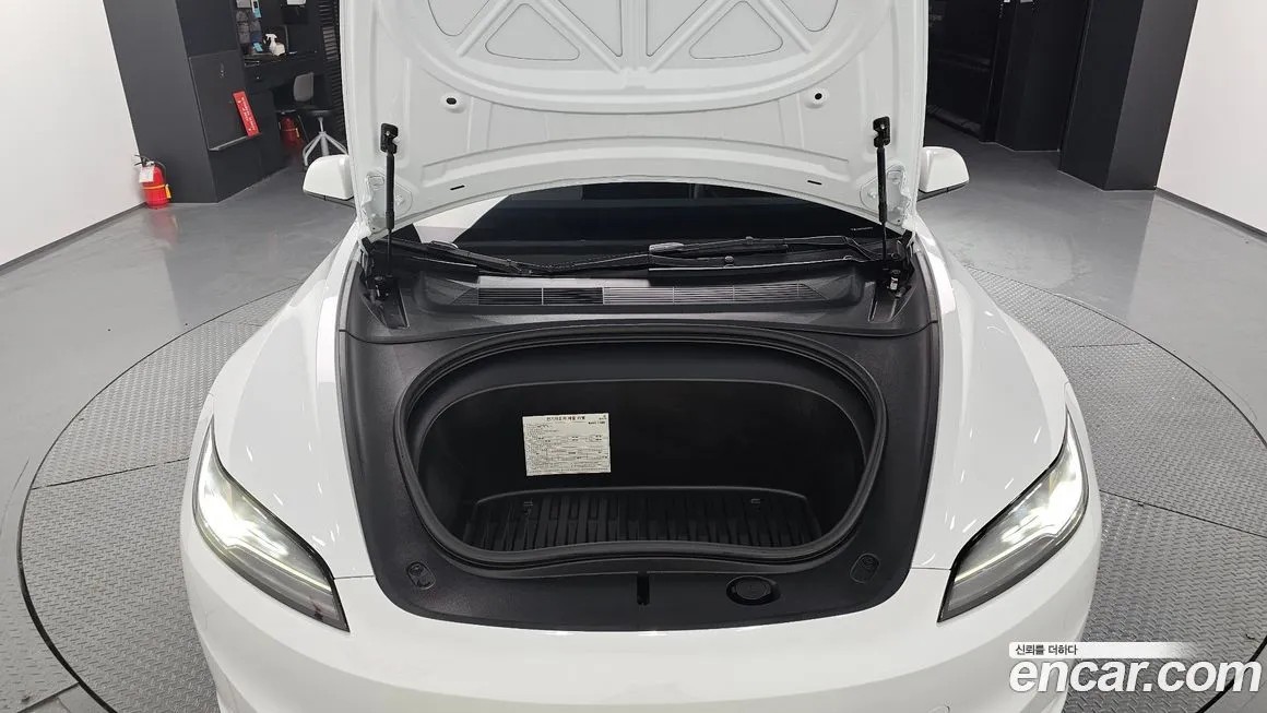 Tesla Model 3 — фото 10