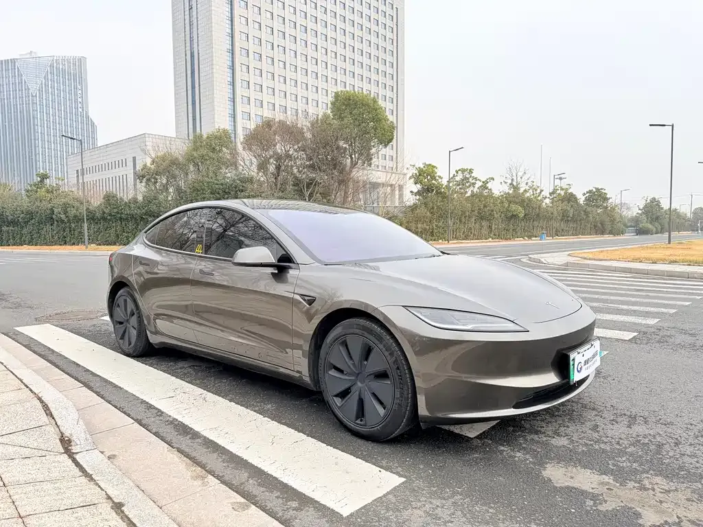 Tesla Model 3 — фото 8