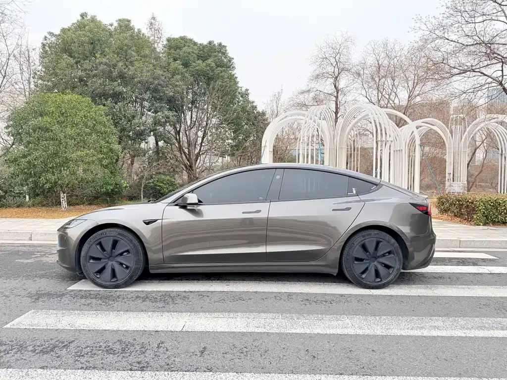 Tesla Model 3 — фото 10