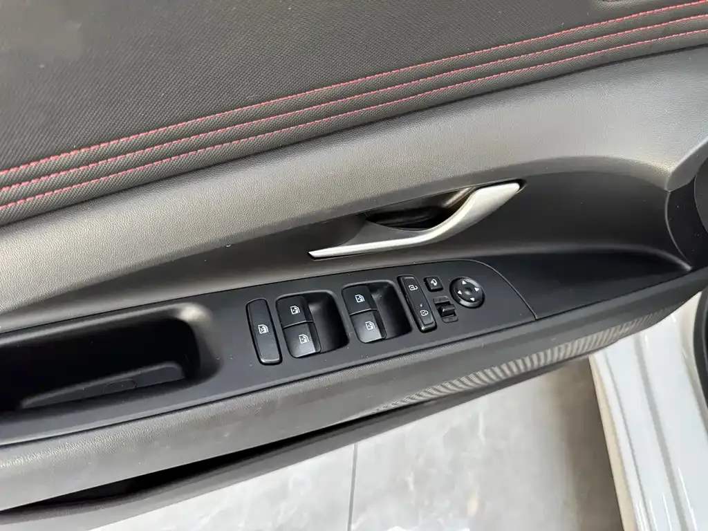 Hyundai Elantra — фото 7