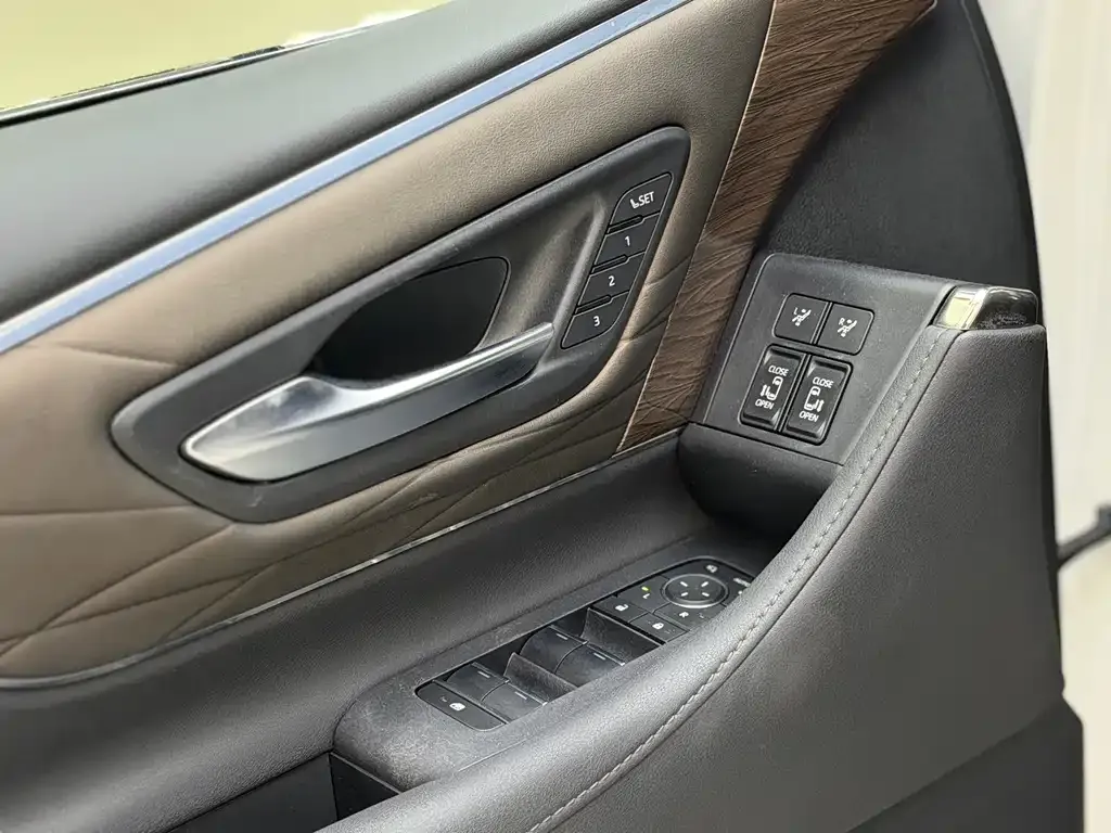 Toyota Vellfire 2023 из CN, фото 9